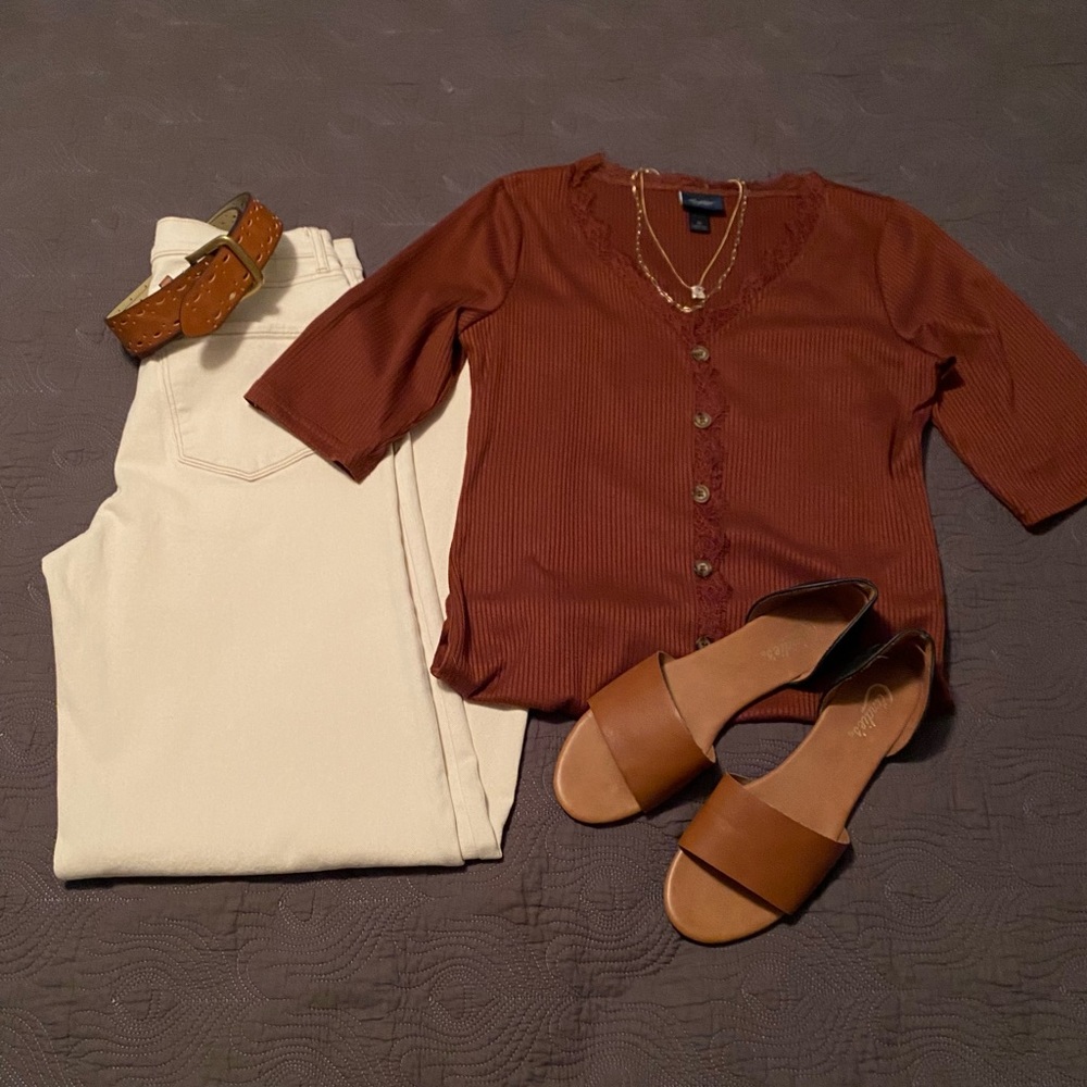 Daytrip Rust 3/4 Sleeve Pullover styling buttons & lace